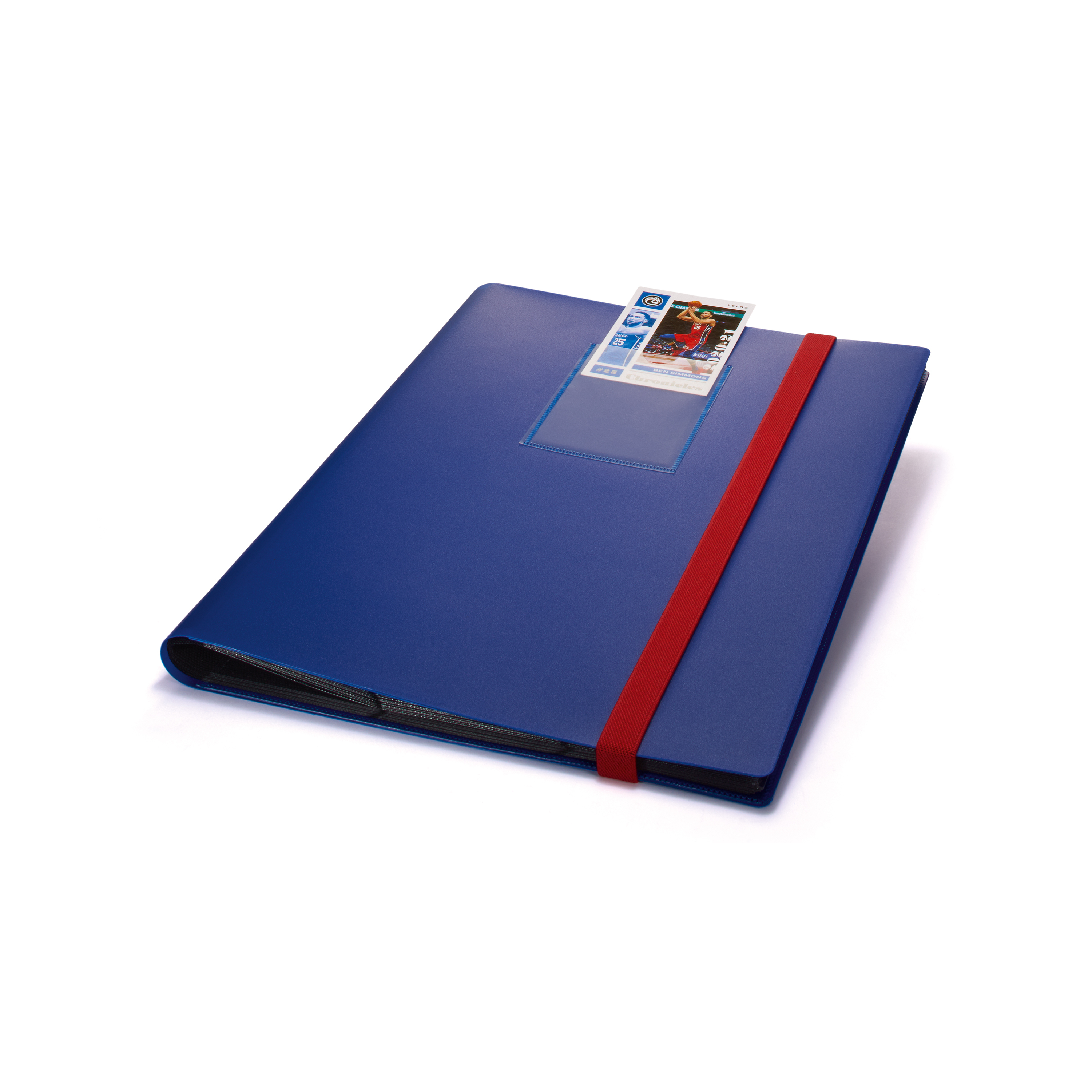 Modré album Leuchtturm TCG Slim Sport – pohled z úhlu na přední obálku a červenou elastickou pásku