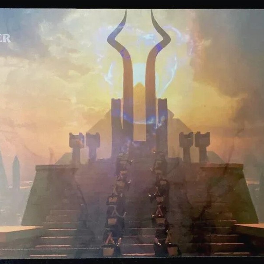 Detail motivu Amonkhet Worthy Challenger na hrací podložce Magic: The Gathering