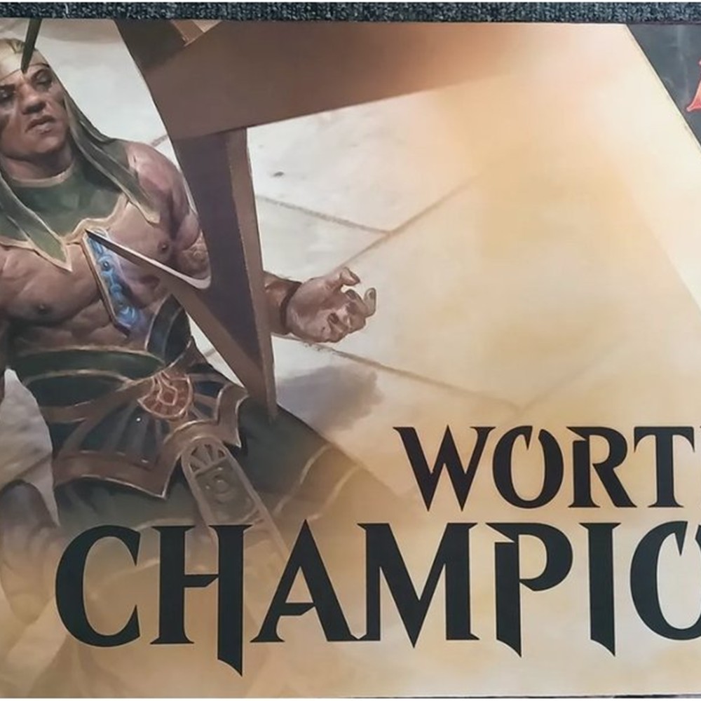 Detail ilustrace Worthy Champion a loga Game Day na hrací podložce Magic: The Gathering