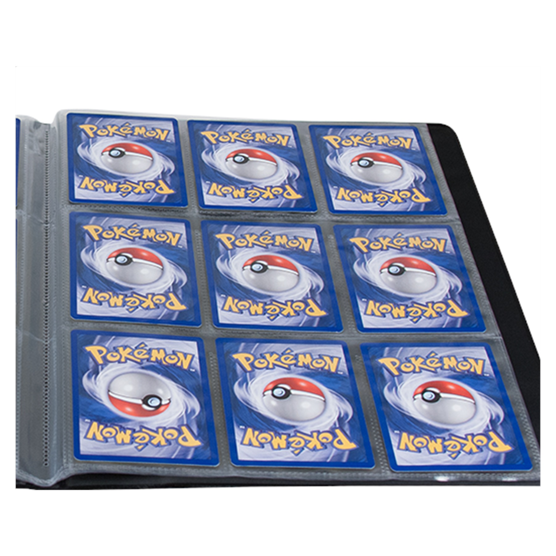 Detail průhledných kapes pro standardní Pokémon TCG karty na stránce alba Ultra PRO